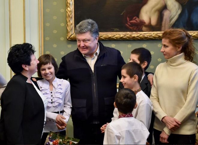 Порошенко також зустрівся з вихованцями дитячого будинку сімейного типу родини Бузівок