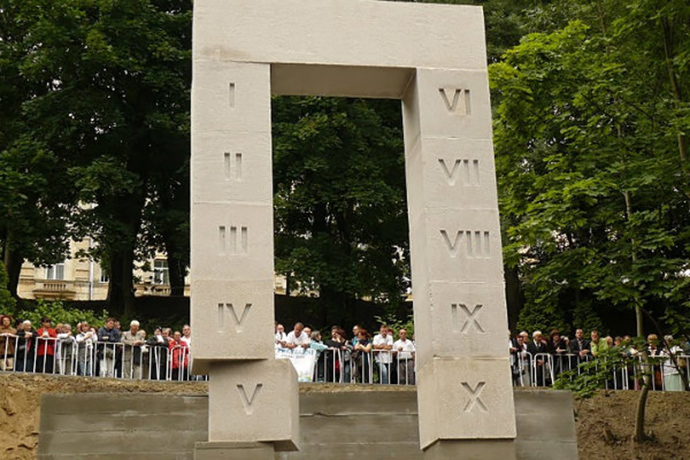 Монумент расстрелянным профессорам во Львове