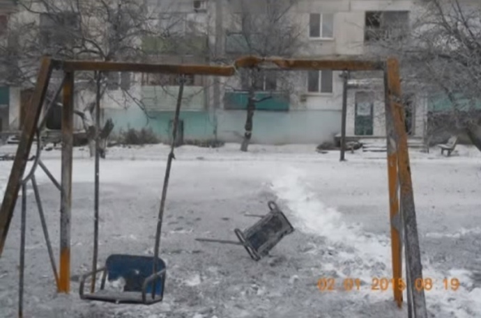 Від вибуху снаряду 1 січня 2015 року в Золотому відірвало частину гойдалки