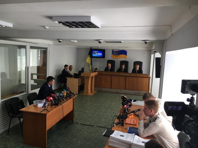 Судья зачитывает решение