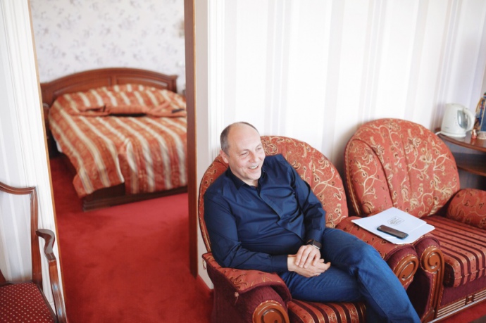 у цьому готельному номері живе Парубій