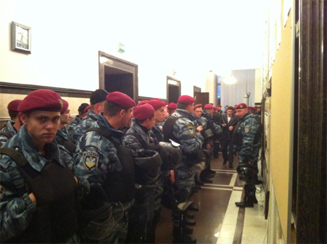 Беркут в помещении КГГА. Фото с Facebook Странникова Беркут в помещении КГГА. Фото с Facebook Странникова