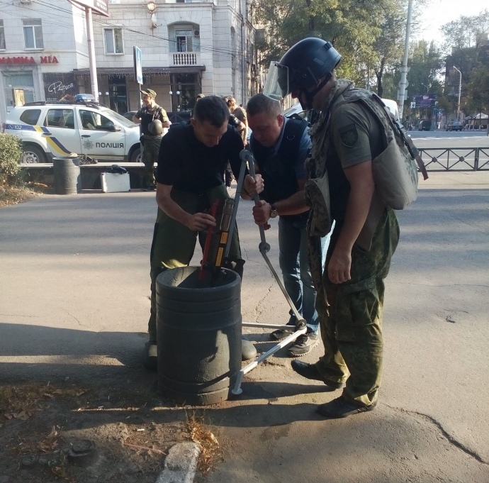 Рятувальники займаються маріупольською знахідкою
