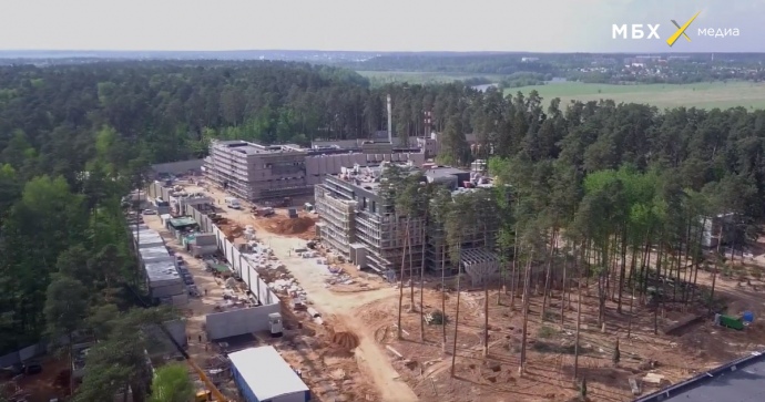 Гостиница и за ней лечебно-оздоровительный комплекс