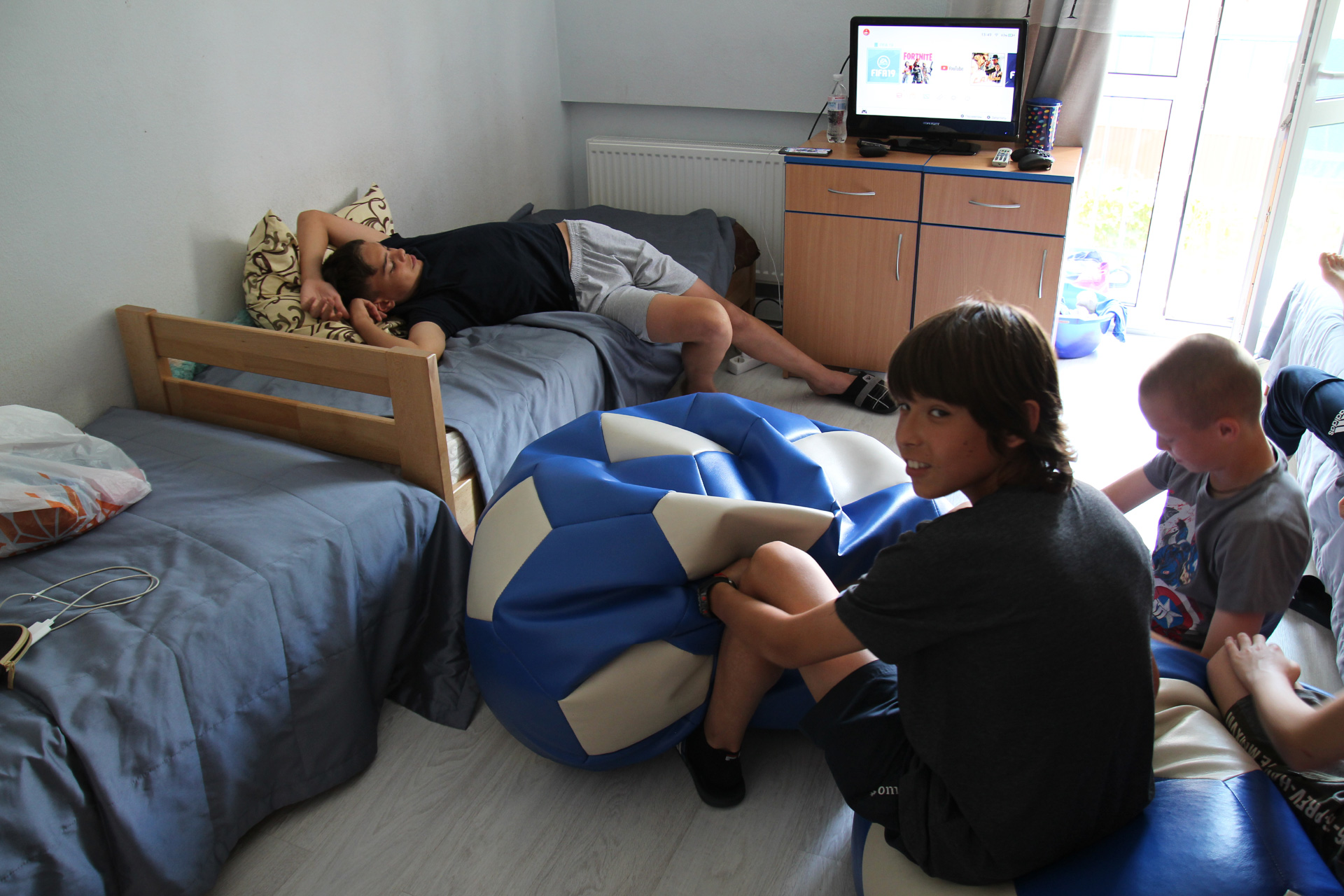 В свободное время воспитанники школы с удовольствием играют в футбол на приставке.