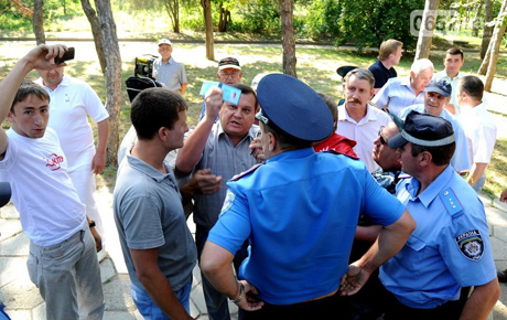 Нардеп от КПУ Сергей Топалов показывает удостоверение