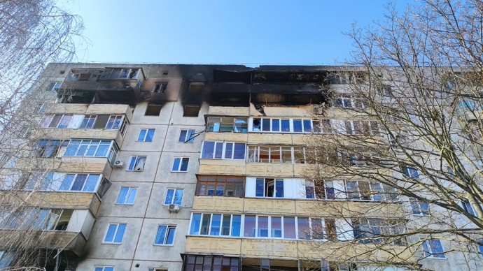 Багатоповерхівка у центрі Бучі