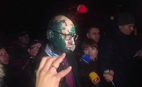 Яценюк, облитый зеленкой. Фото: Медиапорт