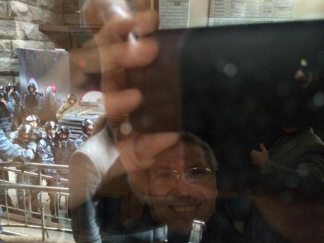 Киевсовет, как и в прошлый раз, охраняет изнутри депутат от Партии регионов Владистав Лукьянов