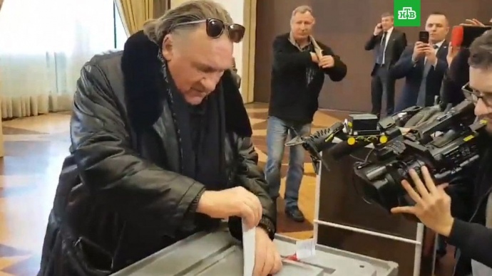 Депардье голосует