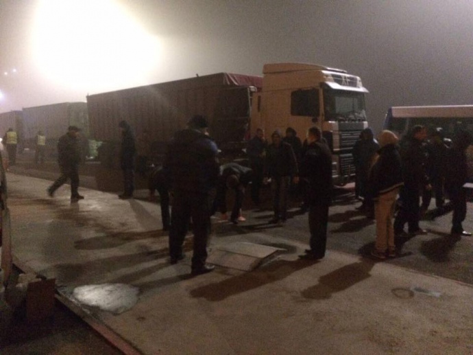 7 березня протестувальники заблокували рух трасою