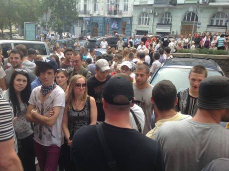 Под офисом Удара неизвестный митинг. Фото Дмитрия Белоцерковца