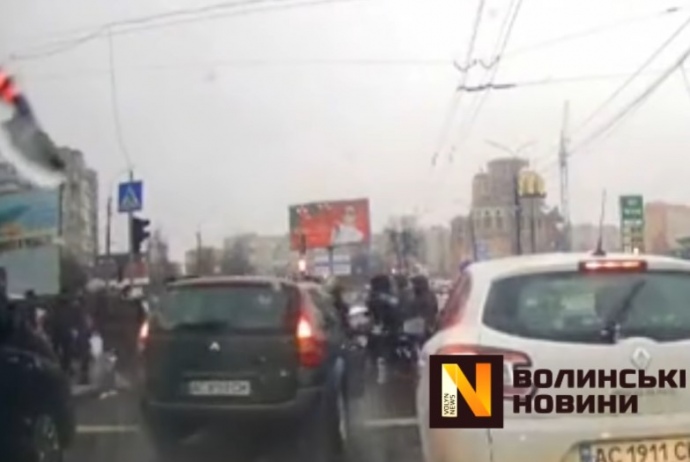 Момент наїзду на пішоходів, що переходять дорогу на зелене світло