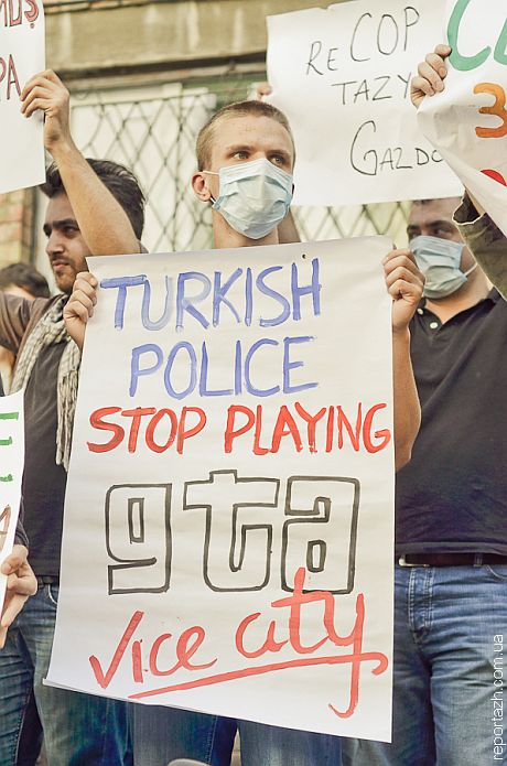 Украинцы под посольством Турции поддержали протестуючищих