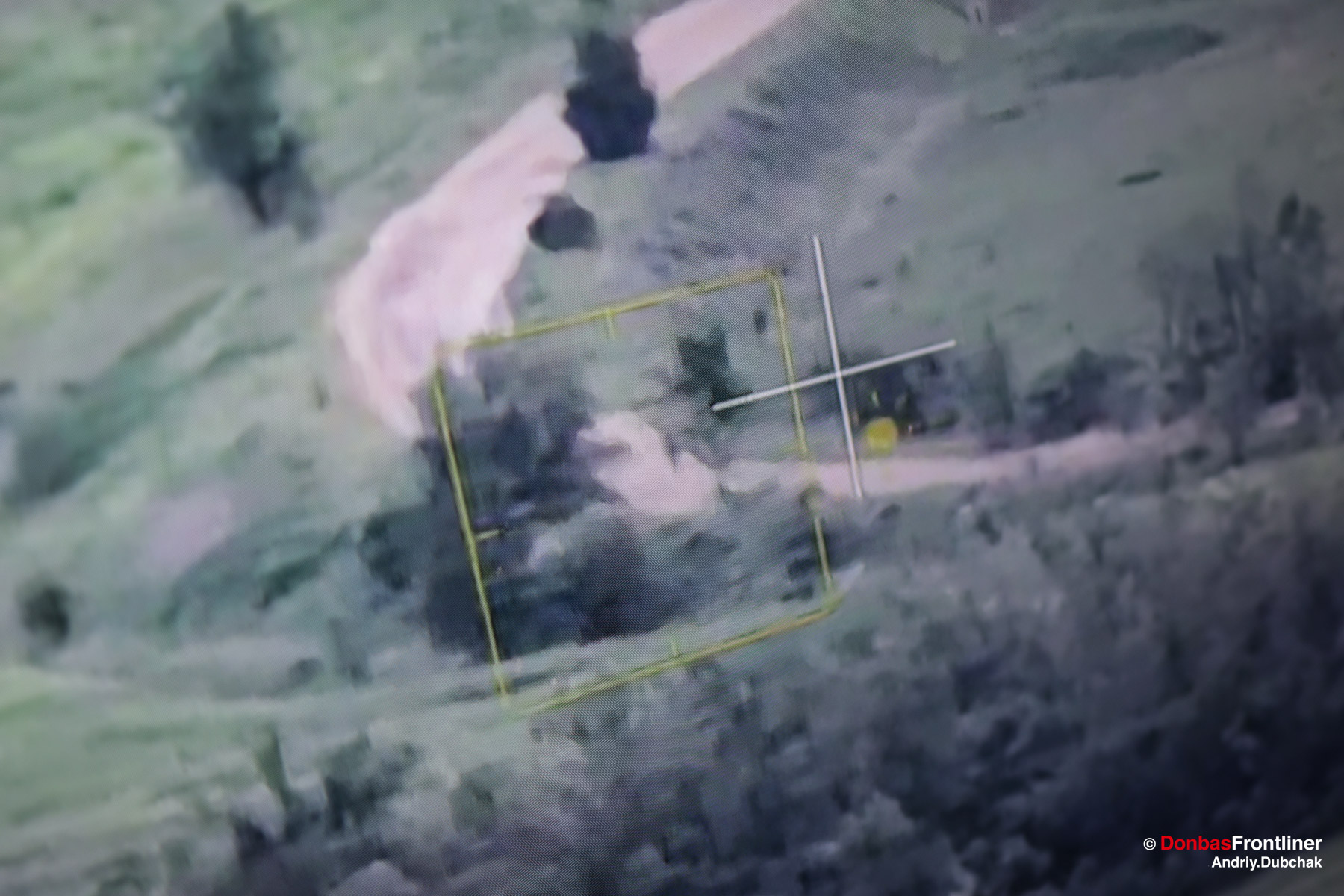 У реальному часі бачили і пересування російських солдатів. На фото у центрі – фігурка російського солдата, який йде по дорозі. Але по таким поодиноким рухомих цілям артилерією стріляти неефективно. Стріляють по групах піхоти, по позиціях або по техніці.