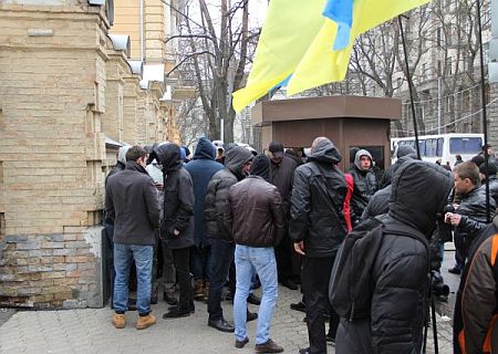 Молодики перекрили прохід до будівлі комітетів. Фото УП Молодики перекрили прохід до будівлі комітетів. Фото УП