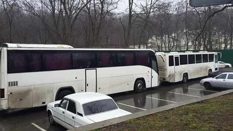 Прочан під Межигірям зустріли правоохоронці і не хотіли пускати до Дзвінкової Криниці. Фото Азада Сафарова Прочан під Межигірям зустріли правоохоронці і не хотіли пускати до Дзвінкової Криниці. Фото Азада Сафарова