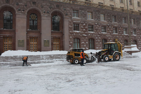 Біля КМДА сніг дійсно прибирають. Фото Оксани Коваленко, УП Біля КМДА сніг дійсно прибирають. Фото Оксани Коваленко, УП
