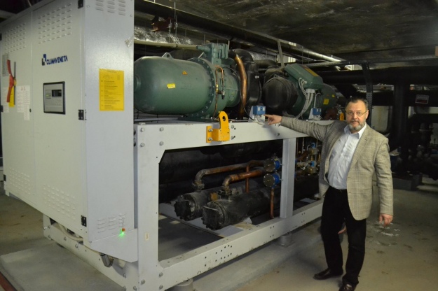 Директор Палацу спорту демонструє обладнання арени