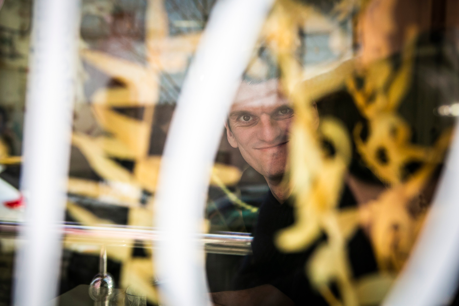 pratsivnyk restoranu Snih na holovu