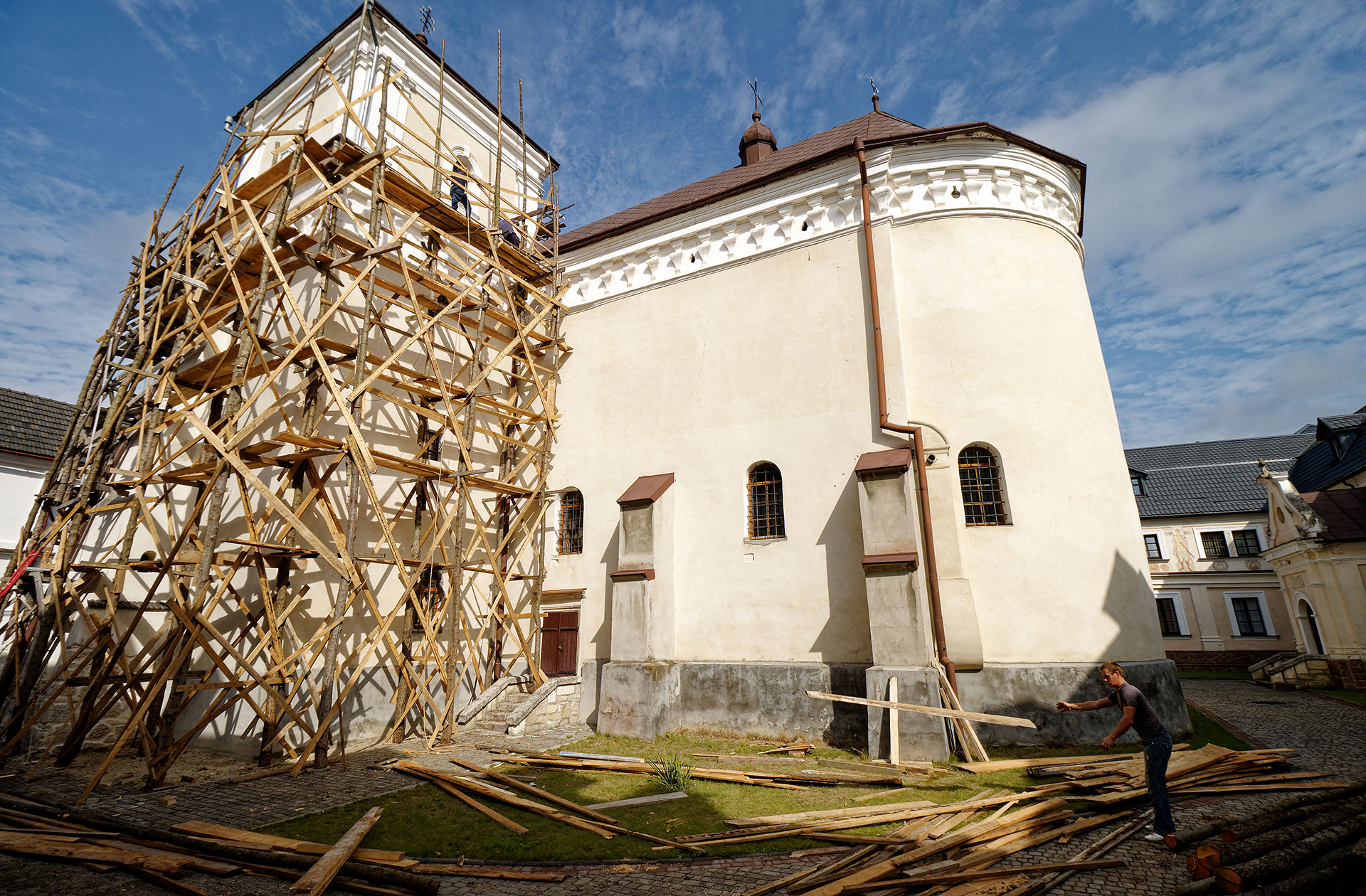 Нині на церкві Успіння пресвятої Богородиці перекривають дах