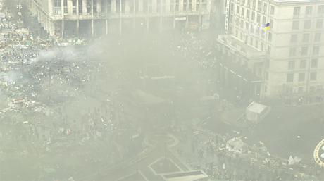 Люди ходять по Інститутській Люди ходять по Інститутській