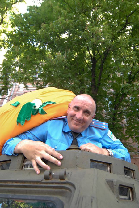 Міліціонер вилазить з БТР. фото Юрія Барабаша Міліціонер вилазить з БТР. фото Юрія Барабаша