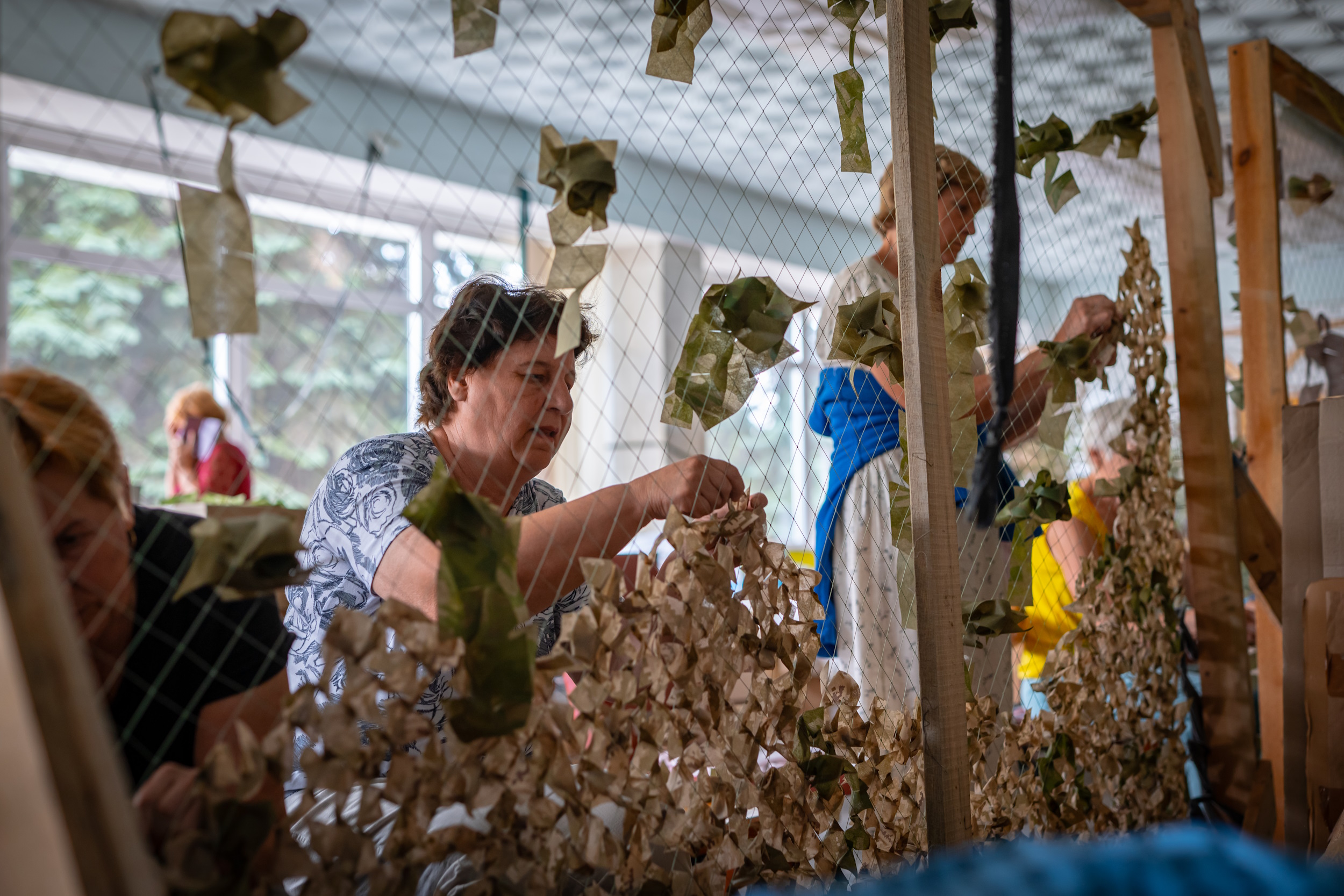 За півтора року волонтери Іванкова зробили 800 маскувальних сіток для ЗСУ