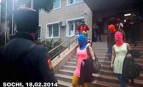 Толоконникову і Альохіну відпустили з міліції у Сочі