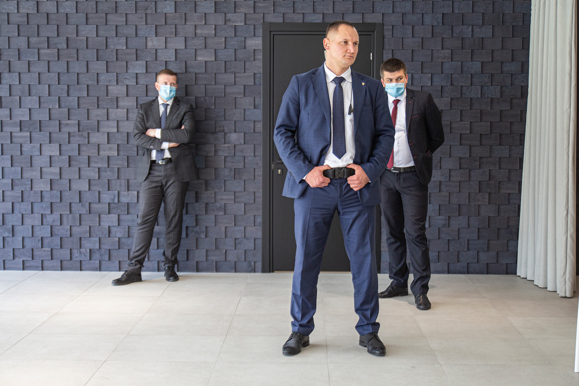 Большинство охранников президента в масках. Но не все и не всегда