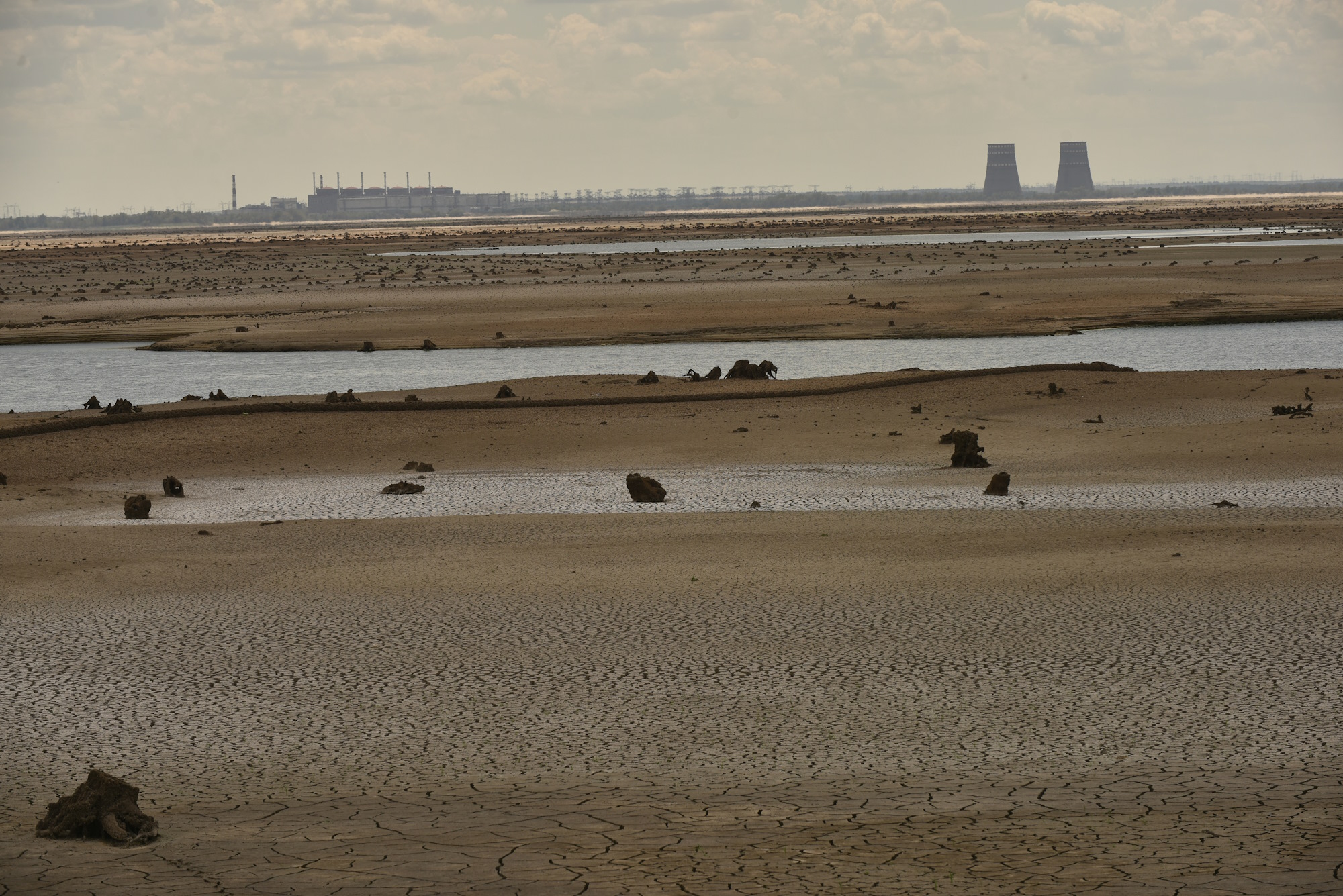 Дно колишнього Каховського водосховища нагадує зебру: жовті смуги піску, чорні смуги мулу, а ще 