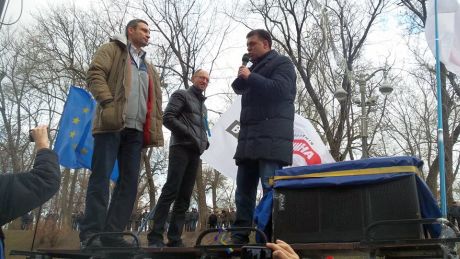 Яценюк, Тягнибок и Кличко вещают на Майдане Яценюк, Тягнибок и Кличко вещают на Майдане