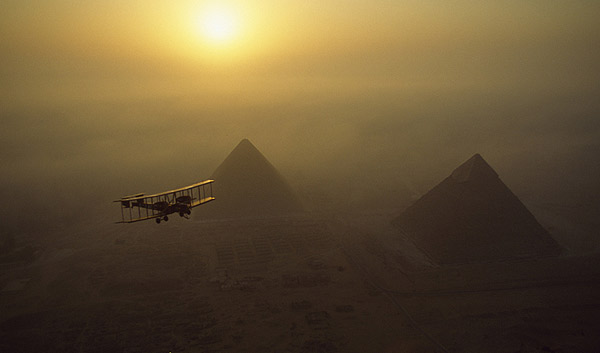 Модель бомбардувальника Vickers Vimy кружляє довкола пірамід Гізи на шляху до Австралії. Літак відтворював найперший політ з Лондона до Австралії 1919 року. Автор - Джеймс Стенсфілд. (James L Stansfield/National Geographic) Модель бомбардувальника Vickers Vimy кружляє довкола пірамід Гізи на шляху до Австралії. Літак відтворював найперший політ з Лондона до Австралії 1919 року. Автор - Джеймс Стенсфілд. (James L Stansfield/National Geographic)