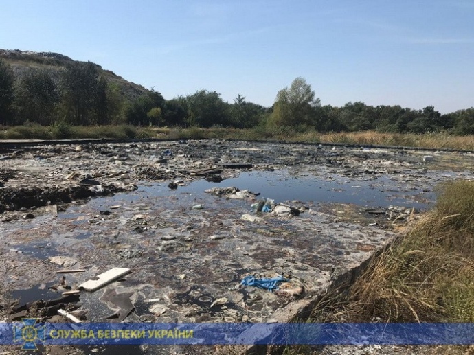 Приватна фірма за сприяння держпідприємства “Укргазвидобування” звозила небезпечні для здоров’я людей відходи на звичайне звалище та завдала збитків державі на 15 мільйонів