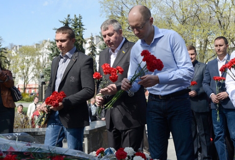 Яценюк, Тягнибок і Кличко у Чернігові Яценюк, Тягнибок і Кличко у Чернігові