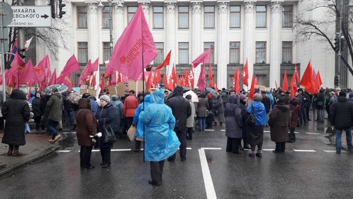 Под ВР - социалистические флаги и лозунги