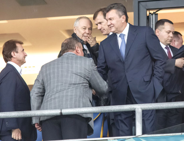 З ним одразу всі почали вітатися, в тому числі і голова КМДА Олександр Попов