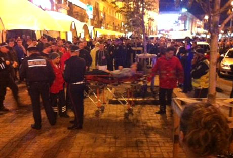 У Києві українці з ножами напали на англійських уболівальників У Києві українці з ножами напали на англійських уболівальників