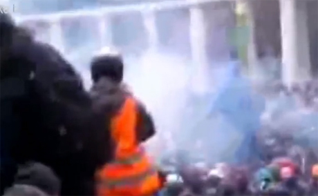 Проти мітингувальників неодноразово застосували газ. Стоп-кадр з трансляції Проти мітингувальників неодноразово застосували газ. Стоп-кадр з трансляції