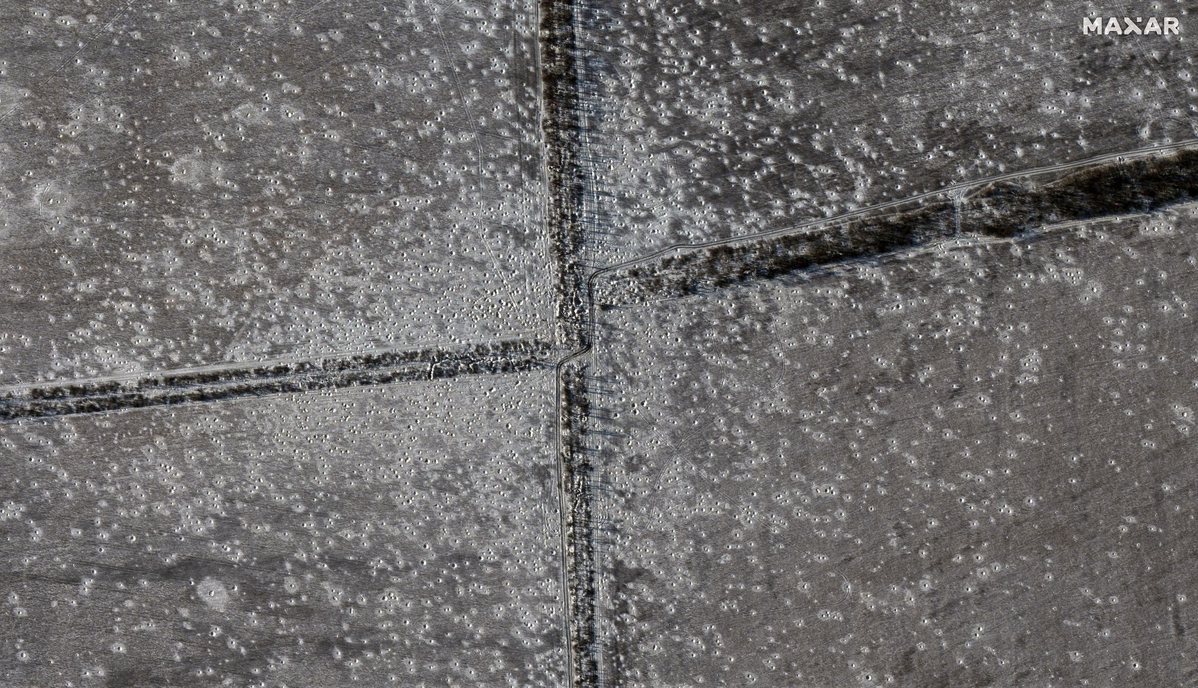 Поруч із Бахмутом поля вкриті тисячами воронок 