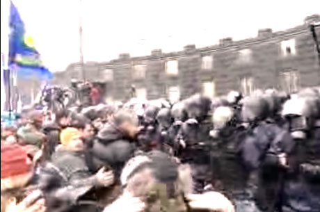 Беркут у протигазах