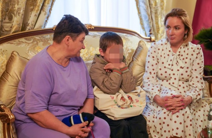 7-річний хлопчик з бабусею та Львова-Бєлова