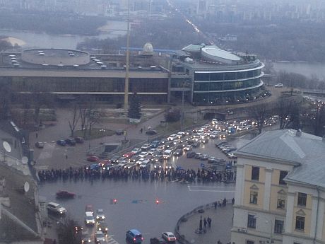 Колона мітингувальників за ПР на Площі Слави