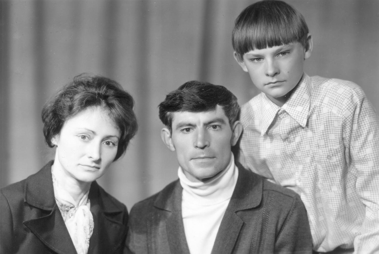 Стус одружився на Валентині Попелюх в 1965-му та вимушений декілька років працювати фактично різноробочим, щоб прогодувати сім’ю. Валентина Василівна померла 25 березня 2022 року, через місяць після повномасштабного вторгнення РФ