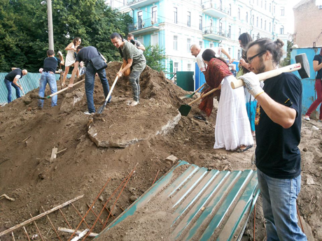 Кияни на будівництві на Десятинному провулку. Фото з Facebook Ігоря Луценка