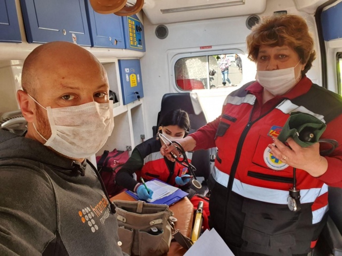 Богдан Кутєпов у автомобілі швидкої після нападу поліції.