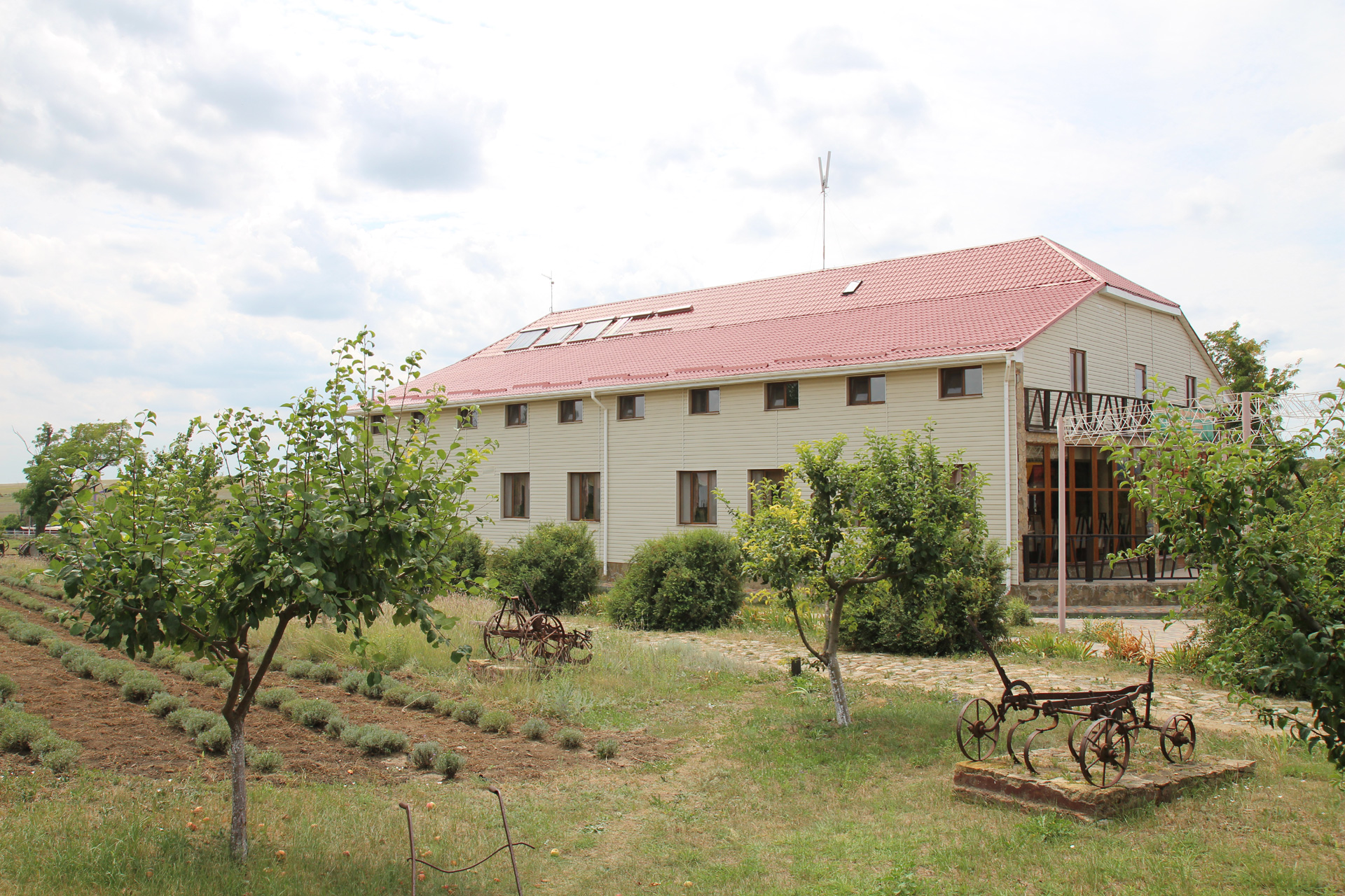 Добираться во Фрумушику непросто, но в самом поселении – комфортные условия.