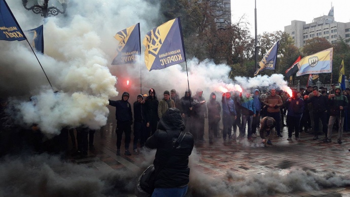 Під Радою запалили