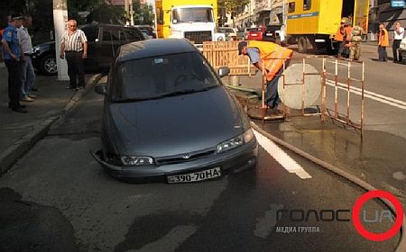 У Києві Мазда пішла під землю У Києві Мазда пішла під землю