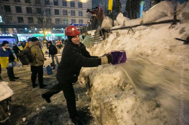Майдан готують до оборони. Фото Олександра Хоменка Майдан готують до оборони. Фото Олександра Хоменка